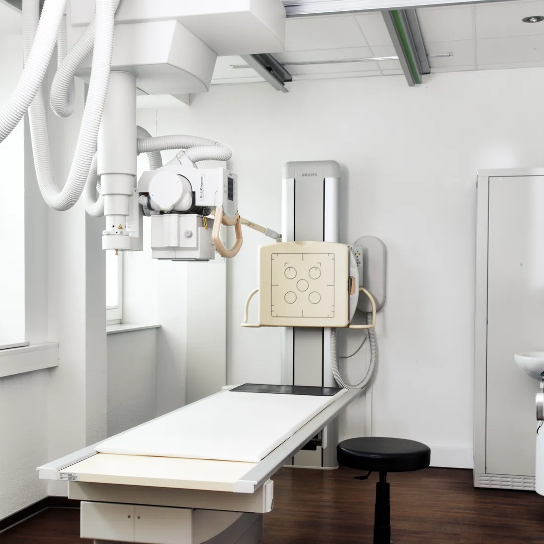 Röntgenzimmer der Praxis mit digitalem Röntgengerät